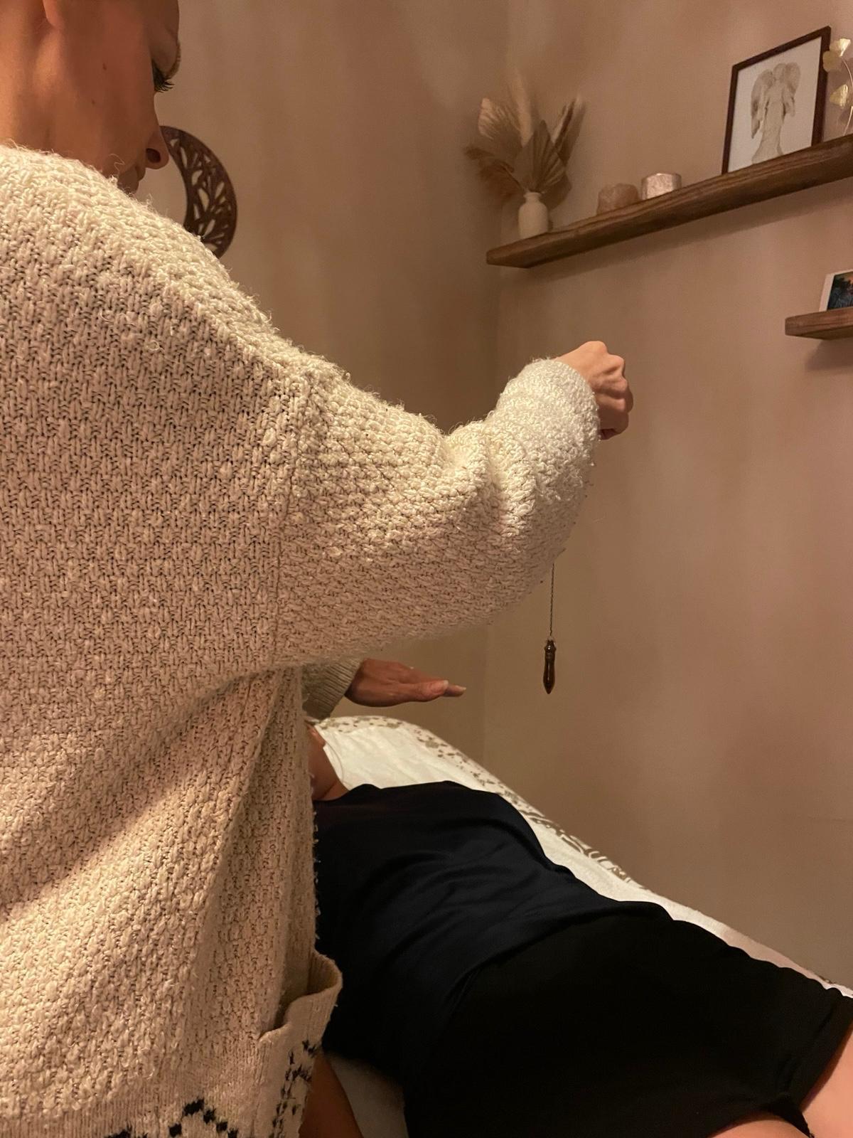 Karine en séance de magnétisme avec pendule