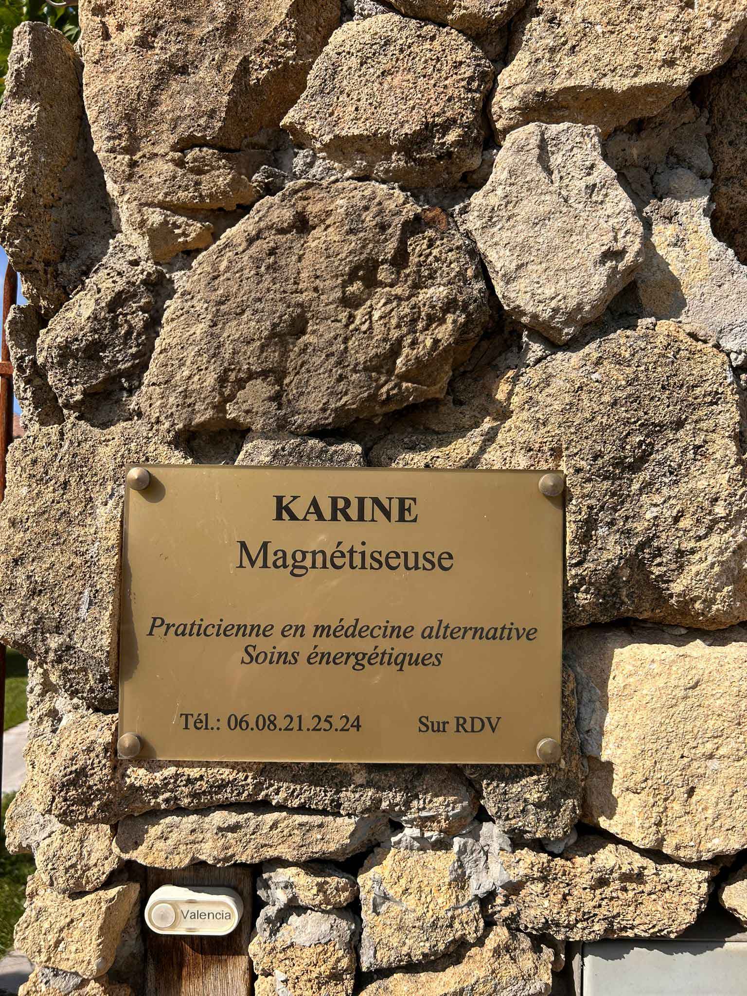 Plaque Karine Magnétiseuse à l'entrée du cabinet